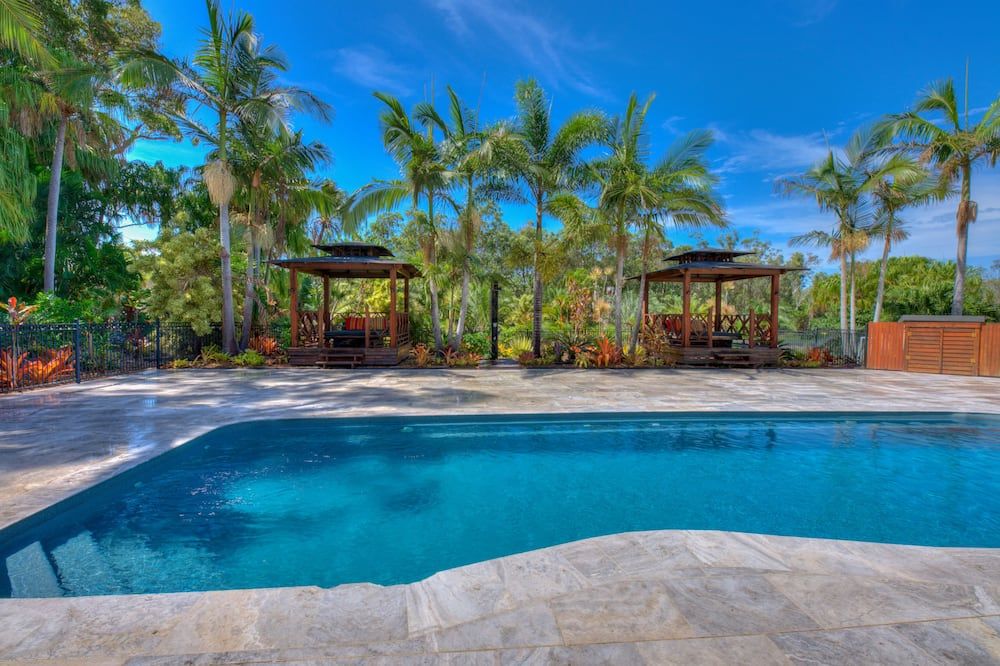 حوض السباحة