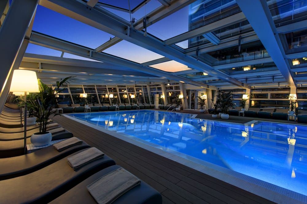 حوض السباحة