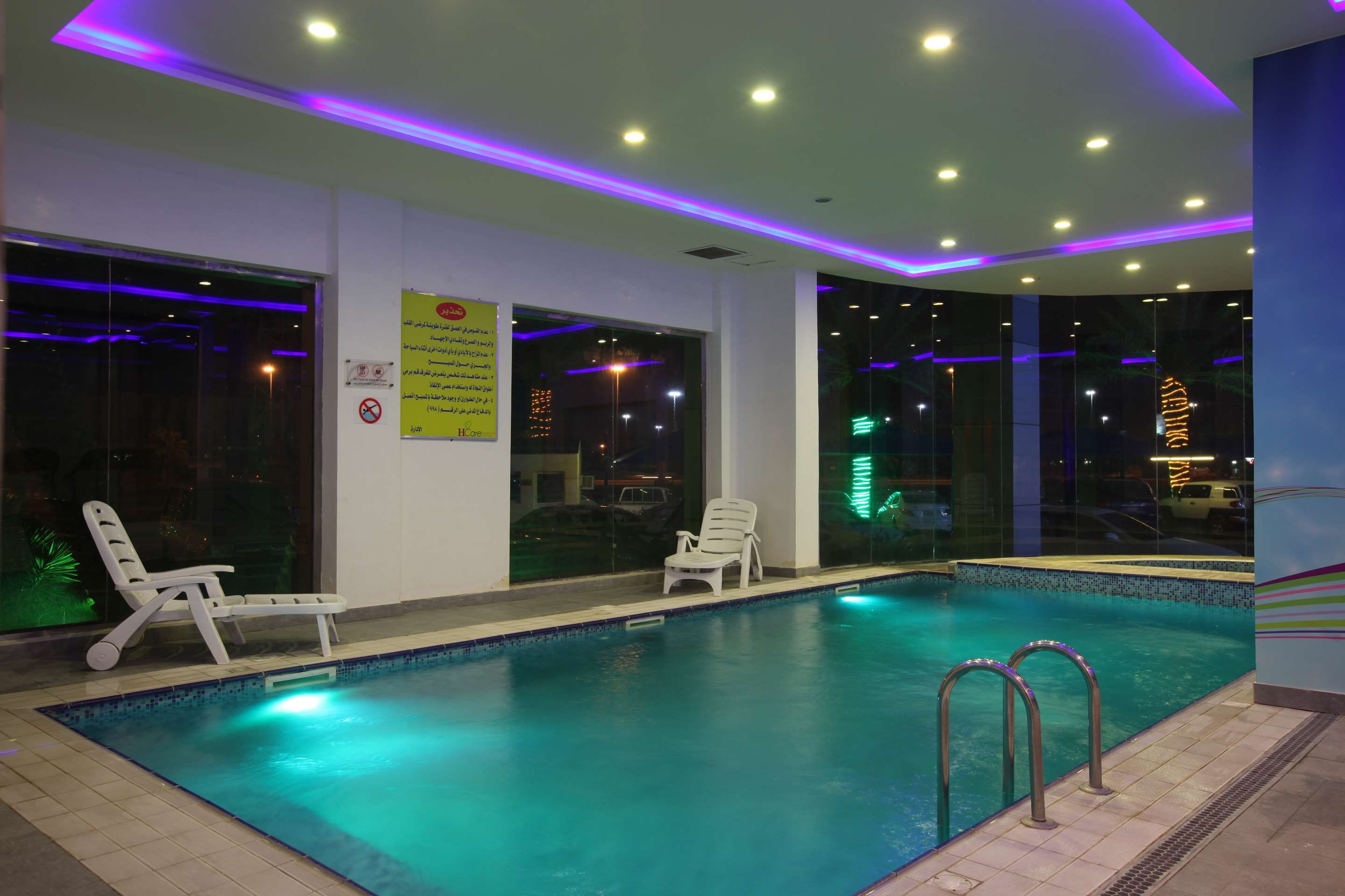 حوض السباحة