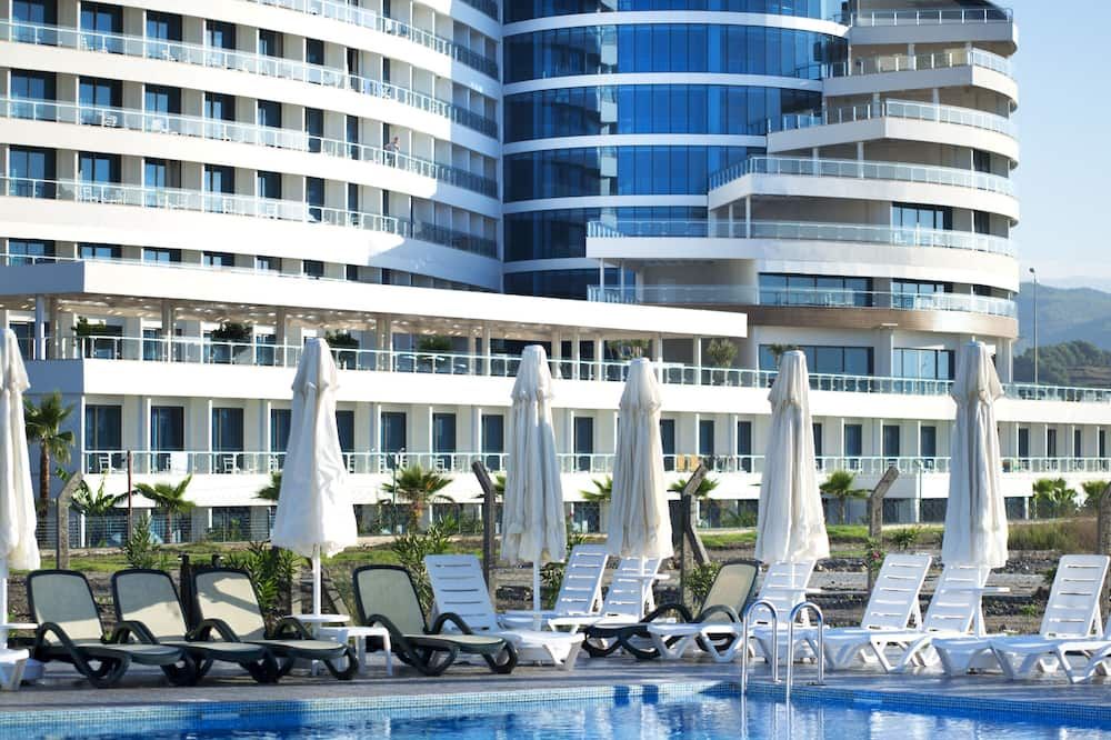 حوض السباحة