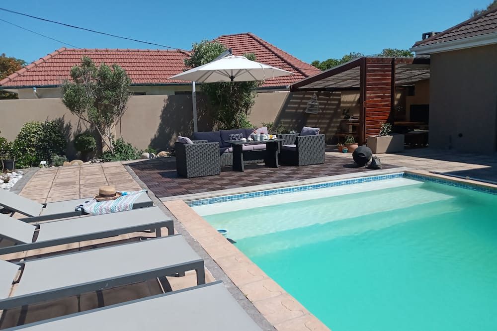 حوض السباحة