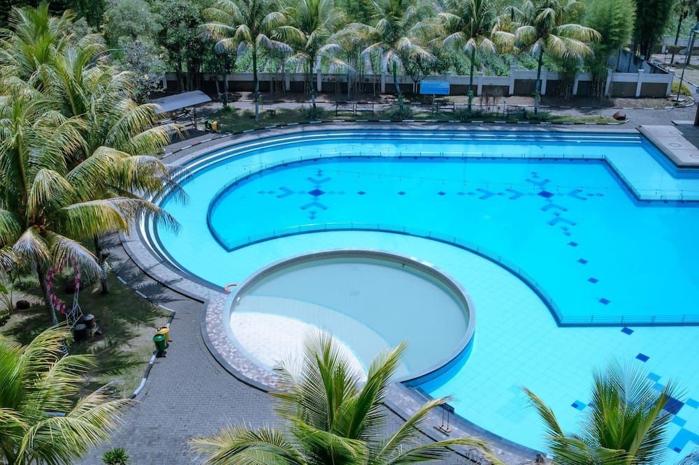 حوض السباحة