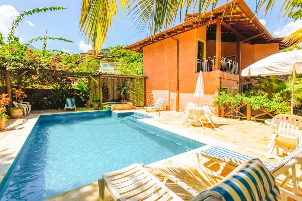 حوض السباحة