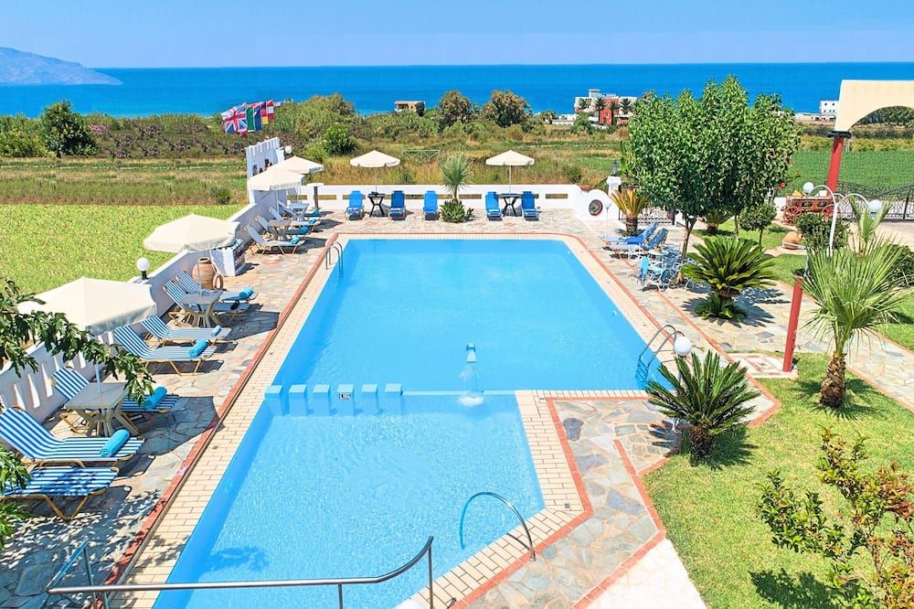 حوض السباحة