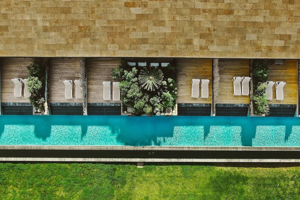 حوض السباحة