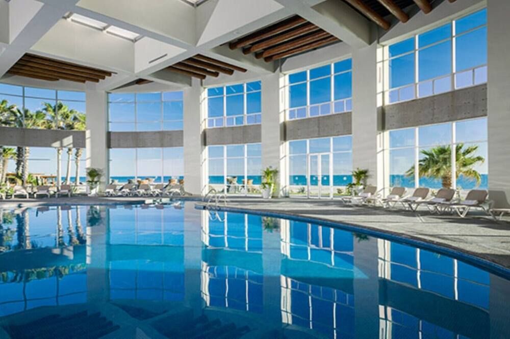 حوض السباحة