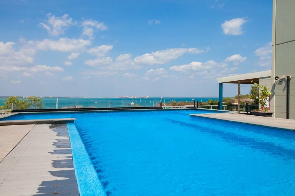 حوض السباحة