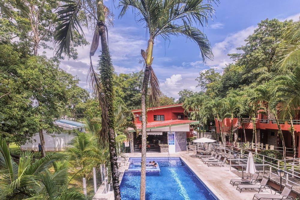 حوض السباحة