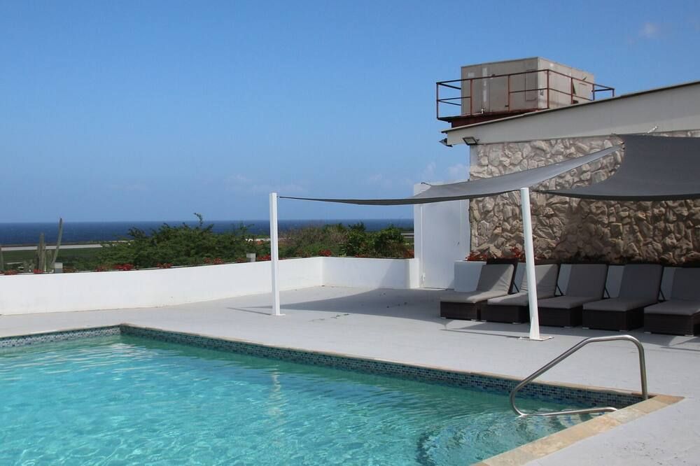 حوض السباحة