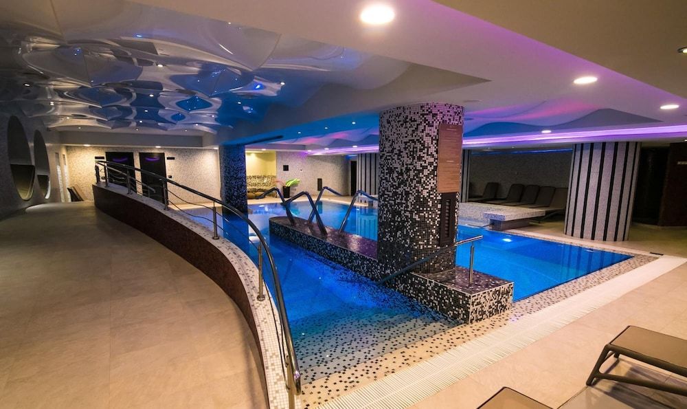 حوض السباحة