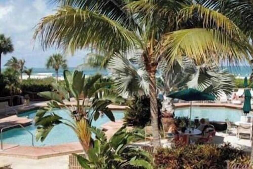 حوض السباحة