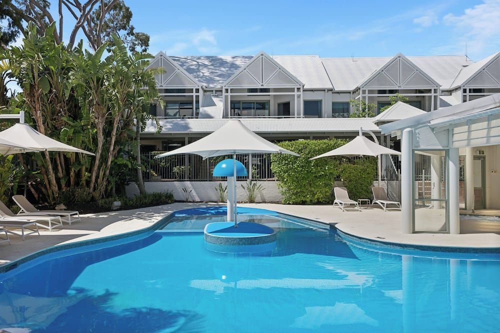 حوض السباحة