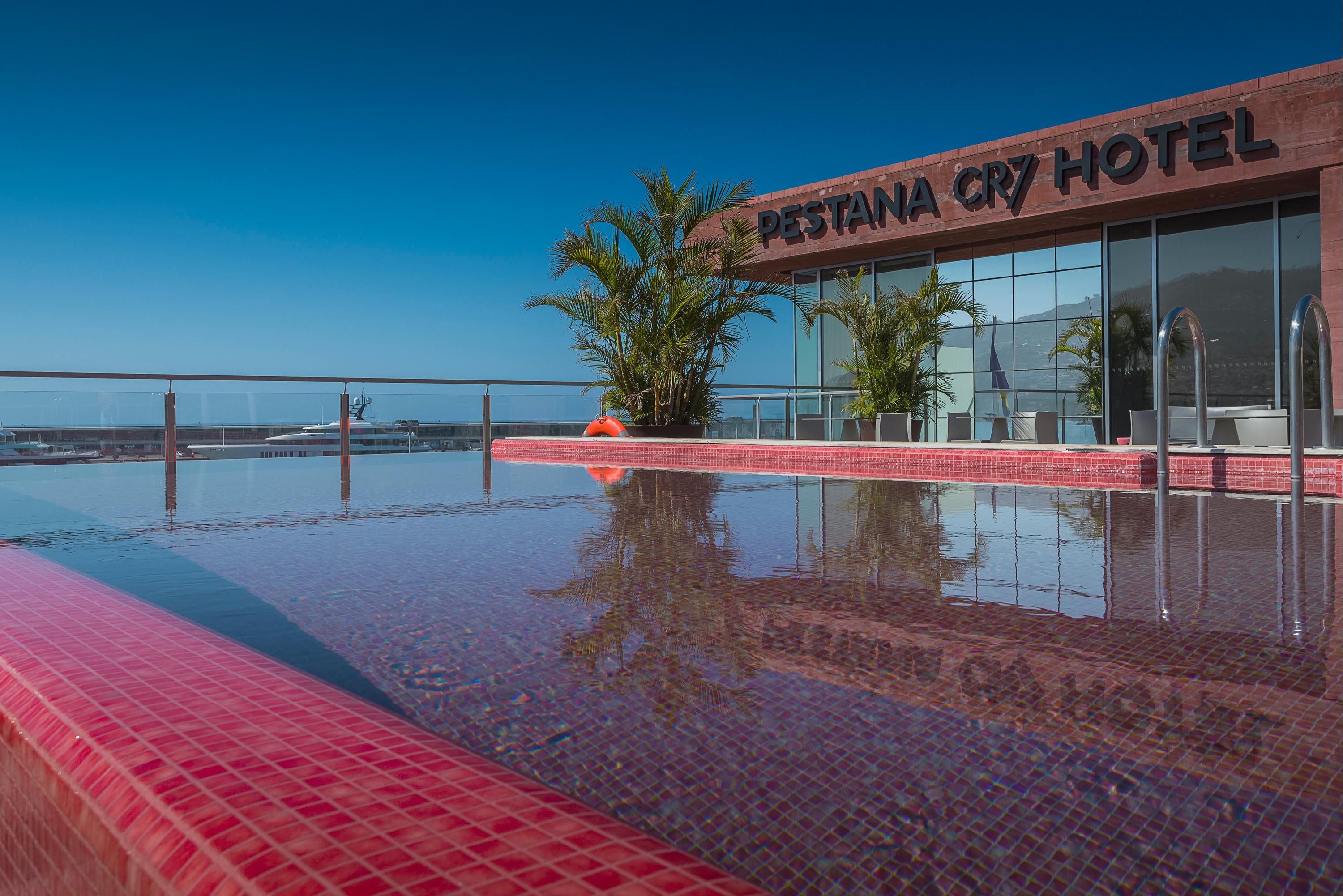 حوض السباحة