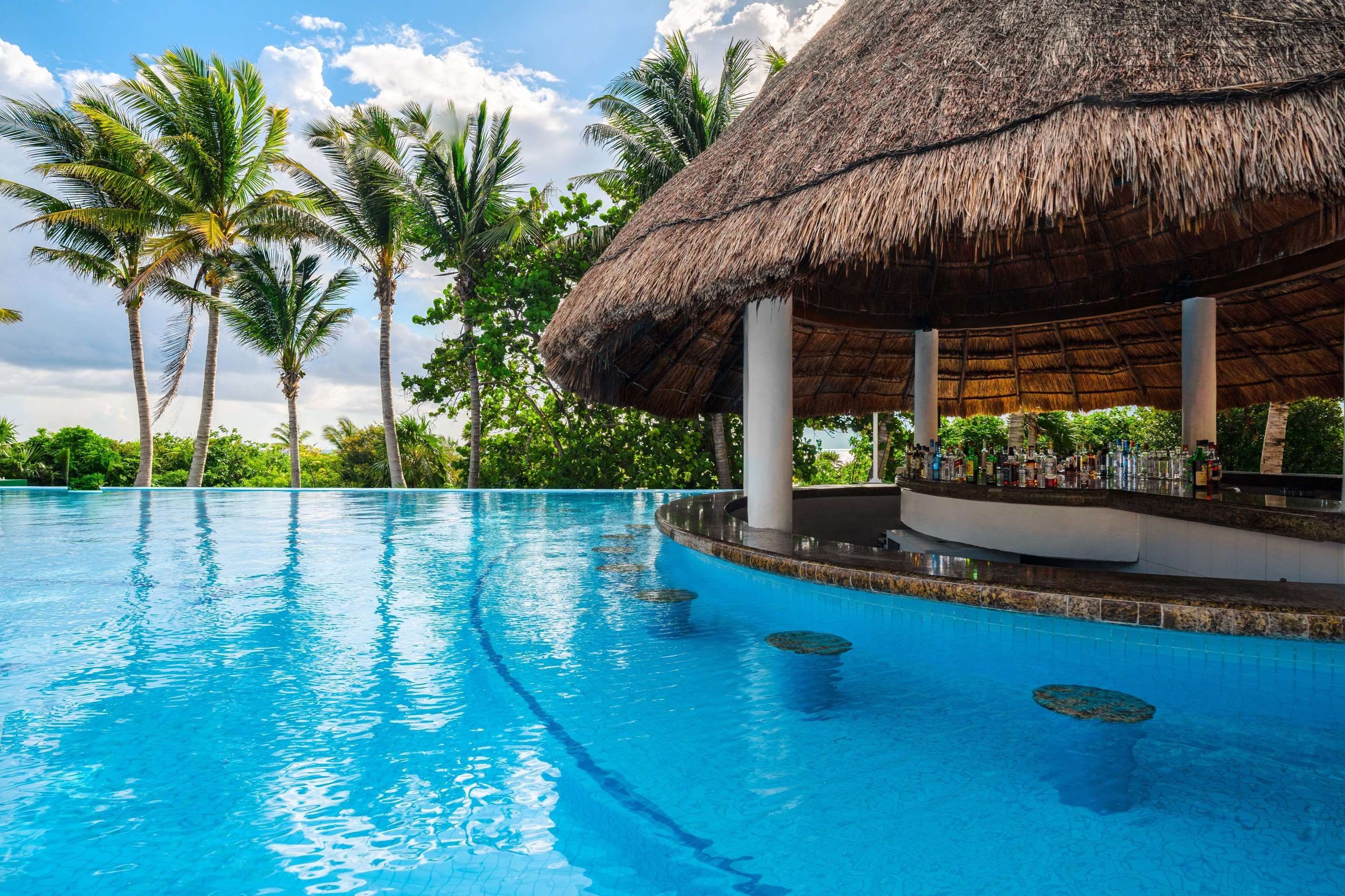 حوض السباحة