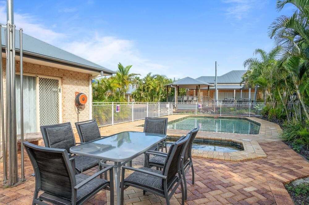 حوض السباحة