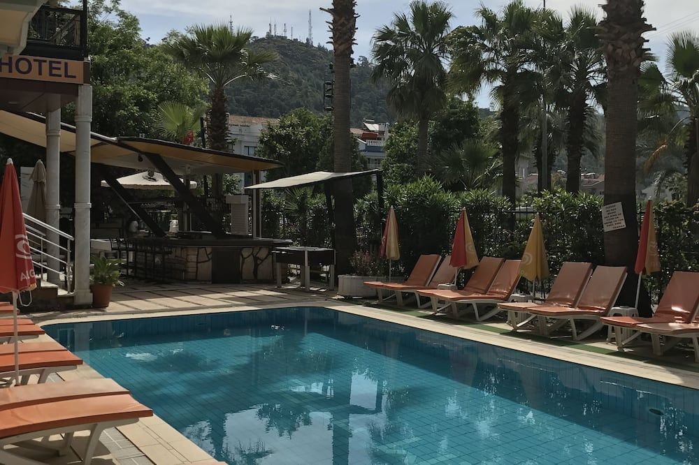 حوض السباحة