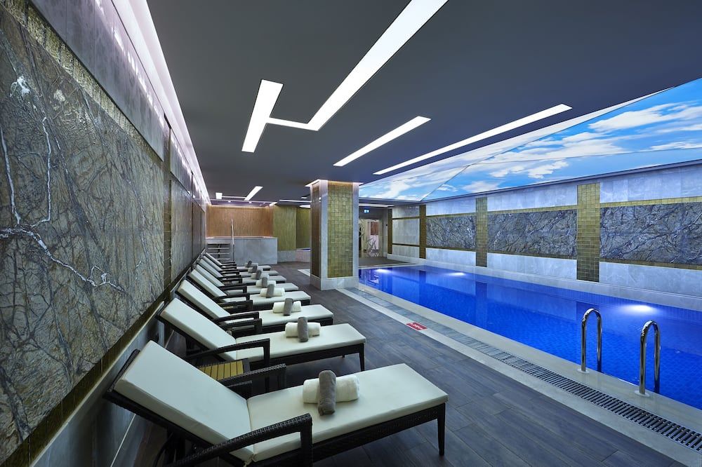 حوض السباحة