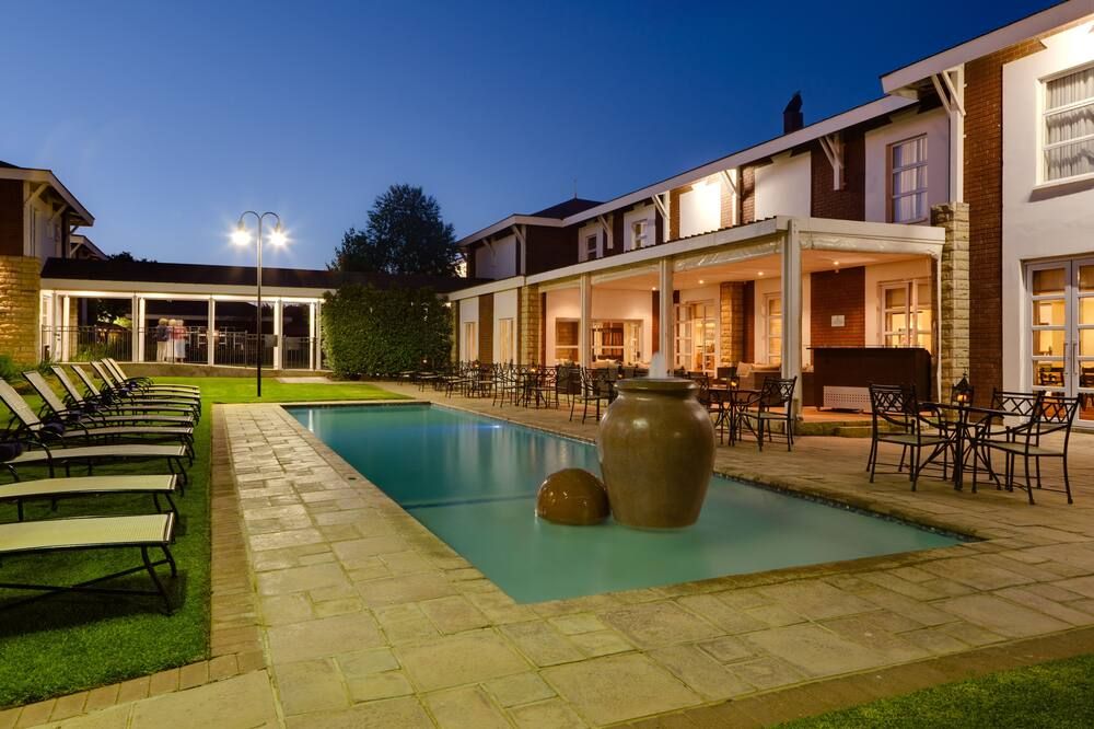 حوض السباحة