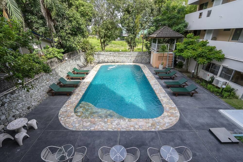 حوض السباحة