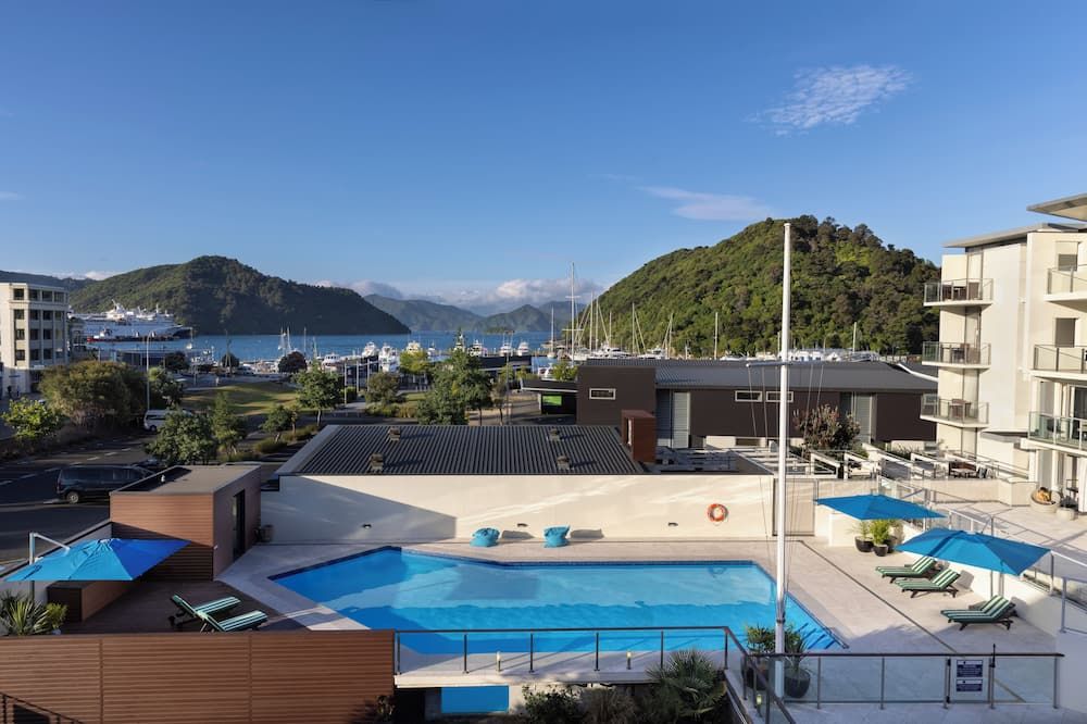 حوض السباحة