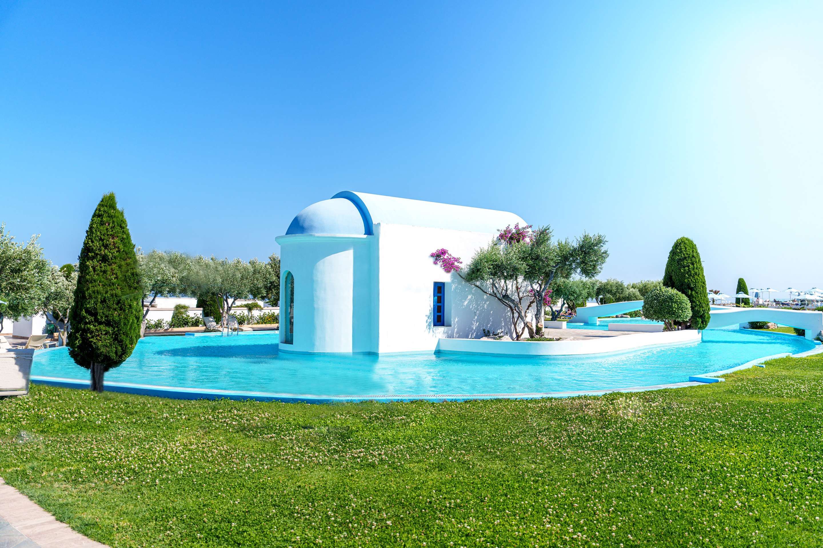 حوض السباحة