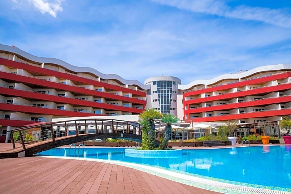 حوض السباحة