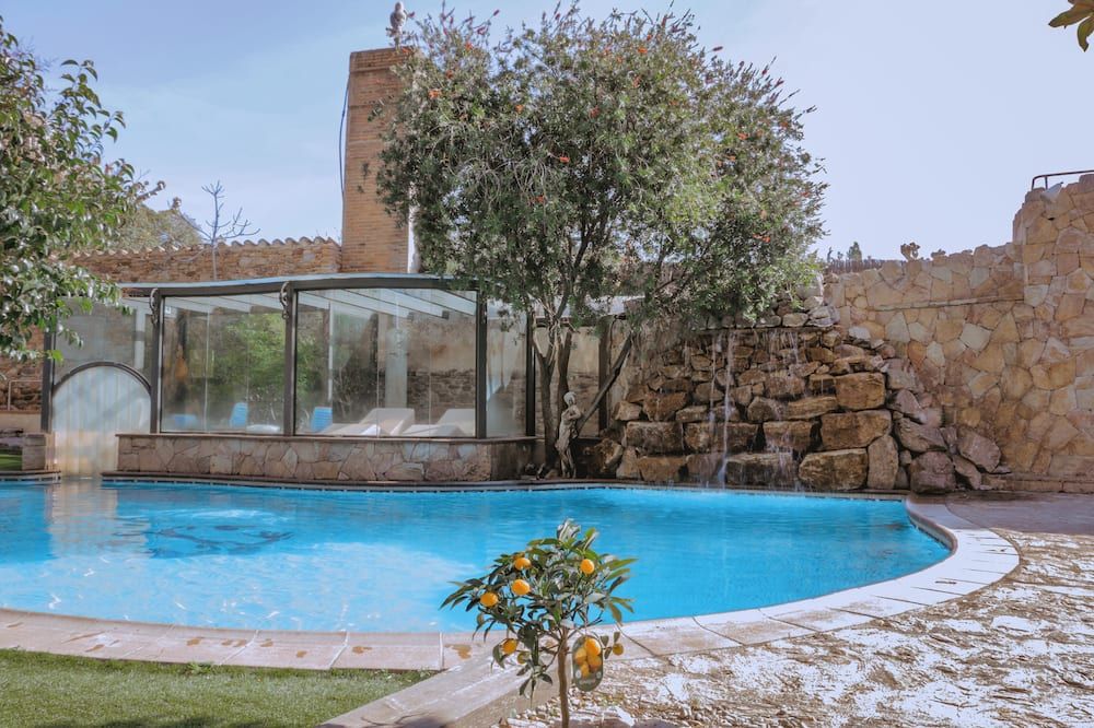 حوض السباحة