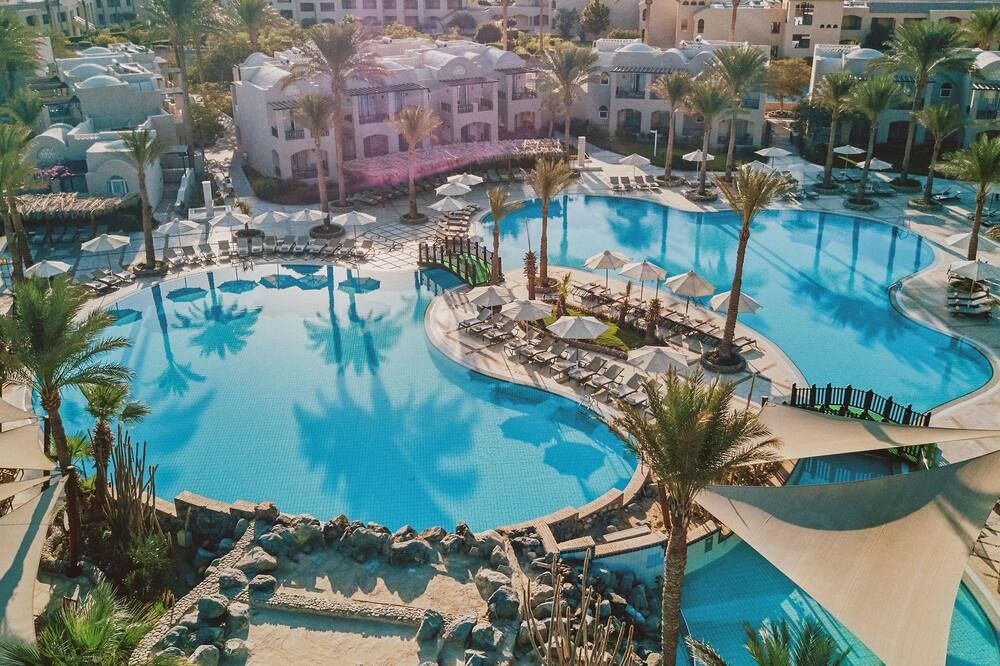 حوض السباحة