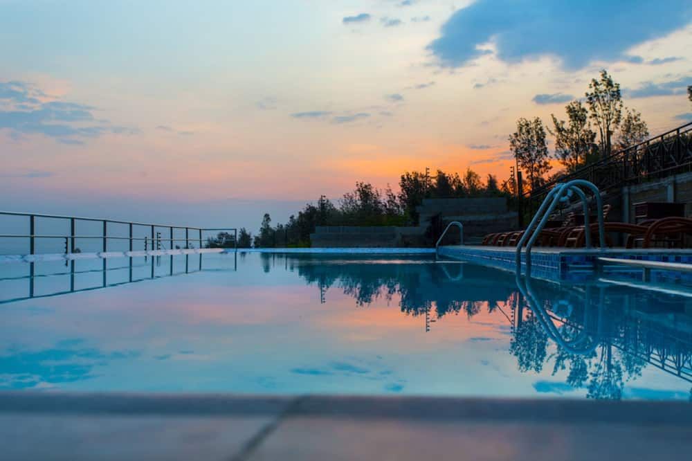 حوض السباحة