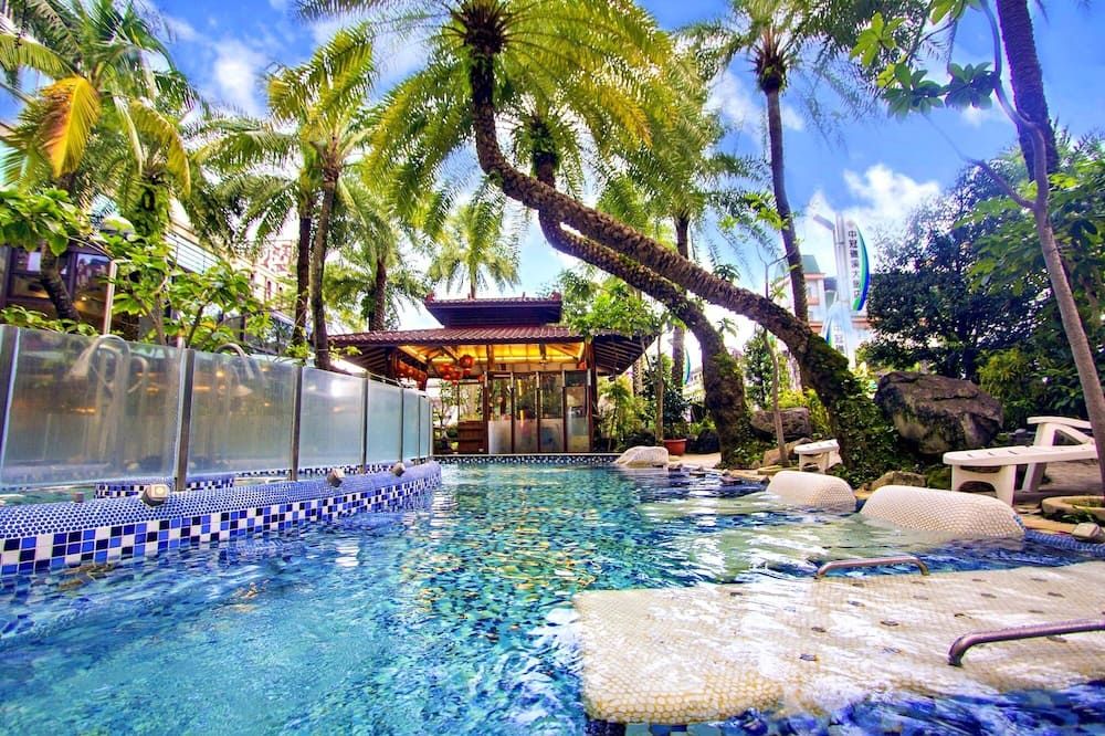 حوض السباحة