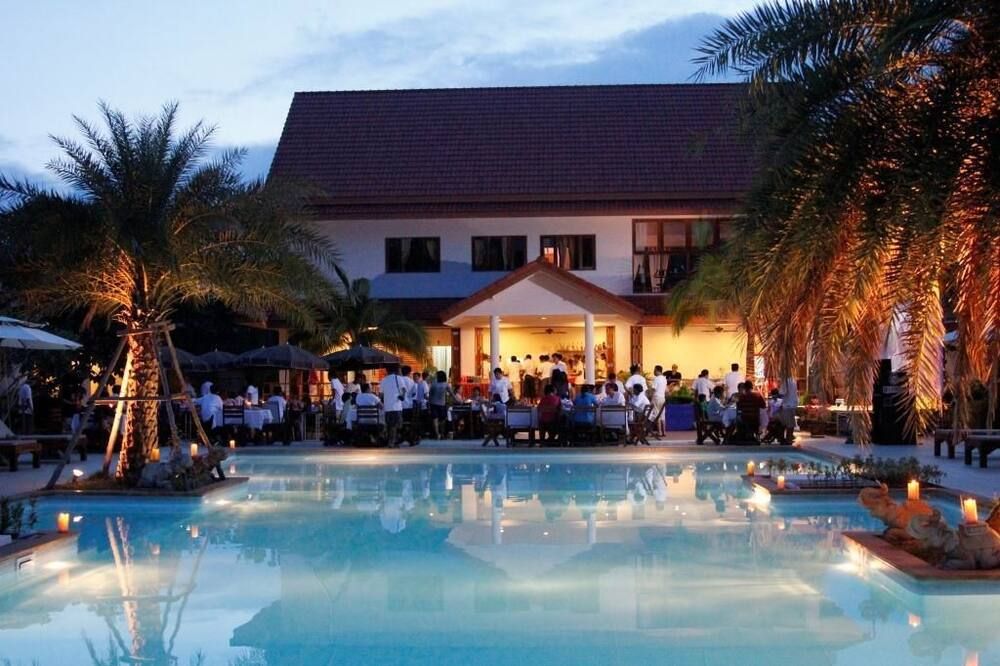 حوض السباحة