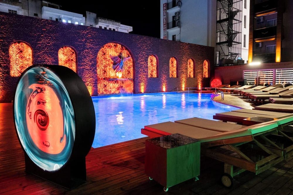 حوض السباحة