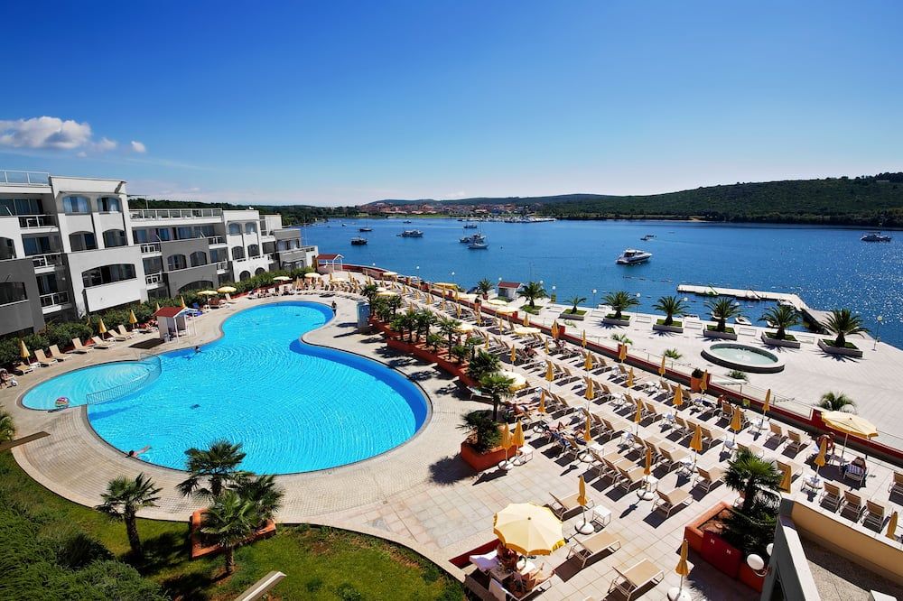 حوض السباحة