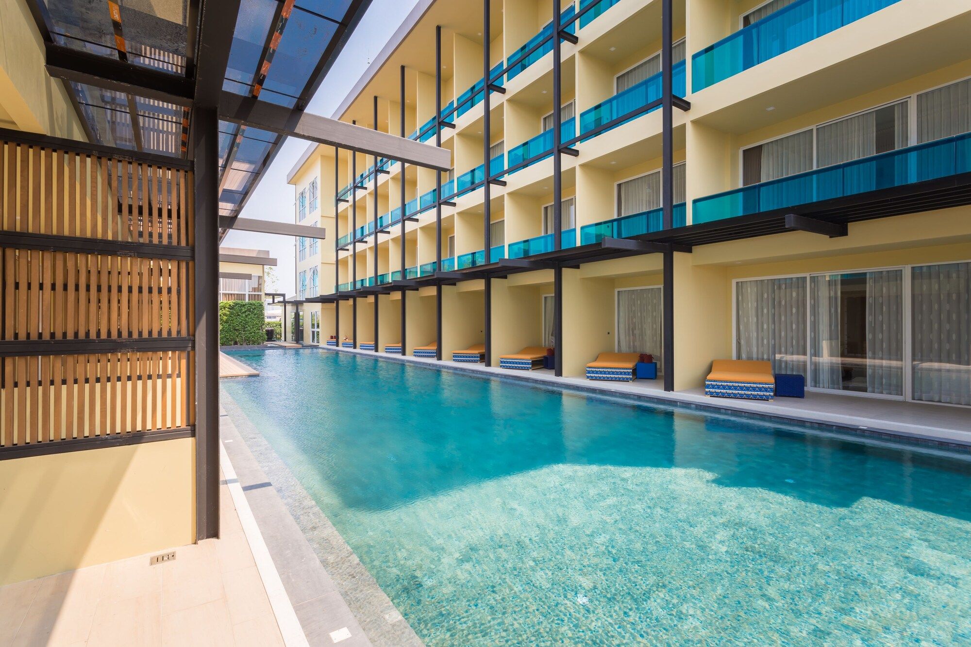 حوض السباحة