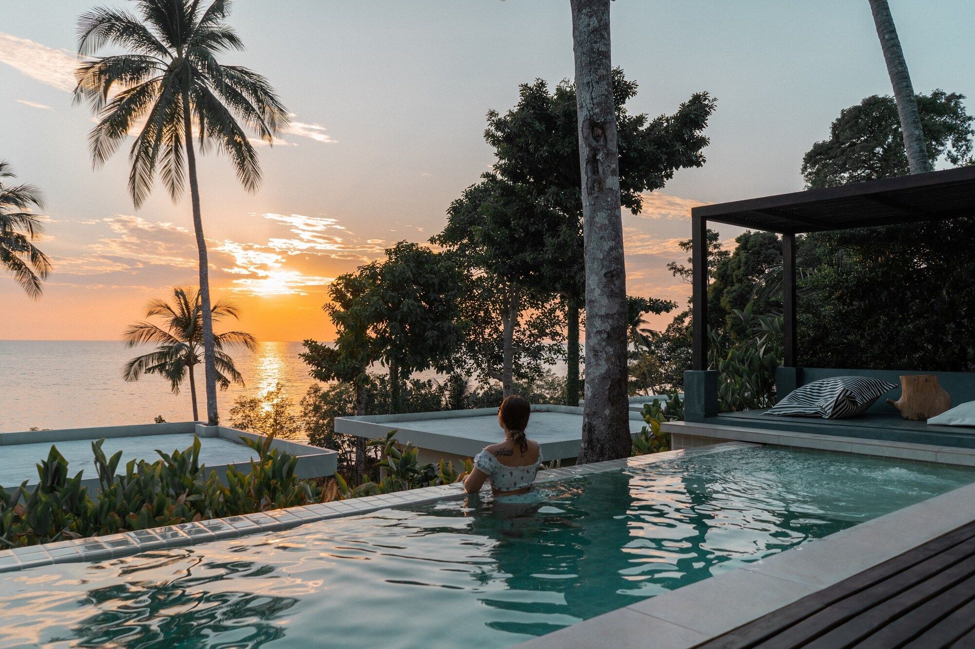 حوض السباحة