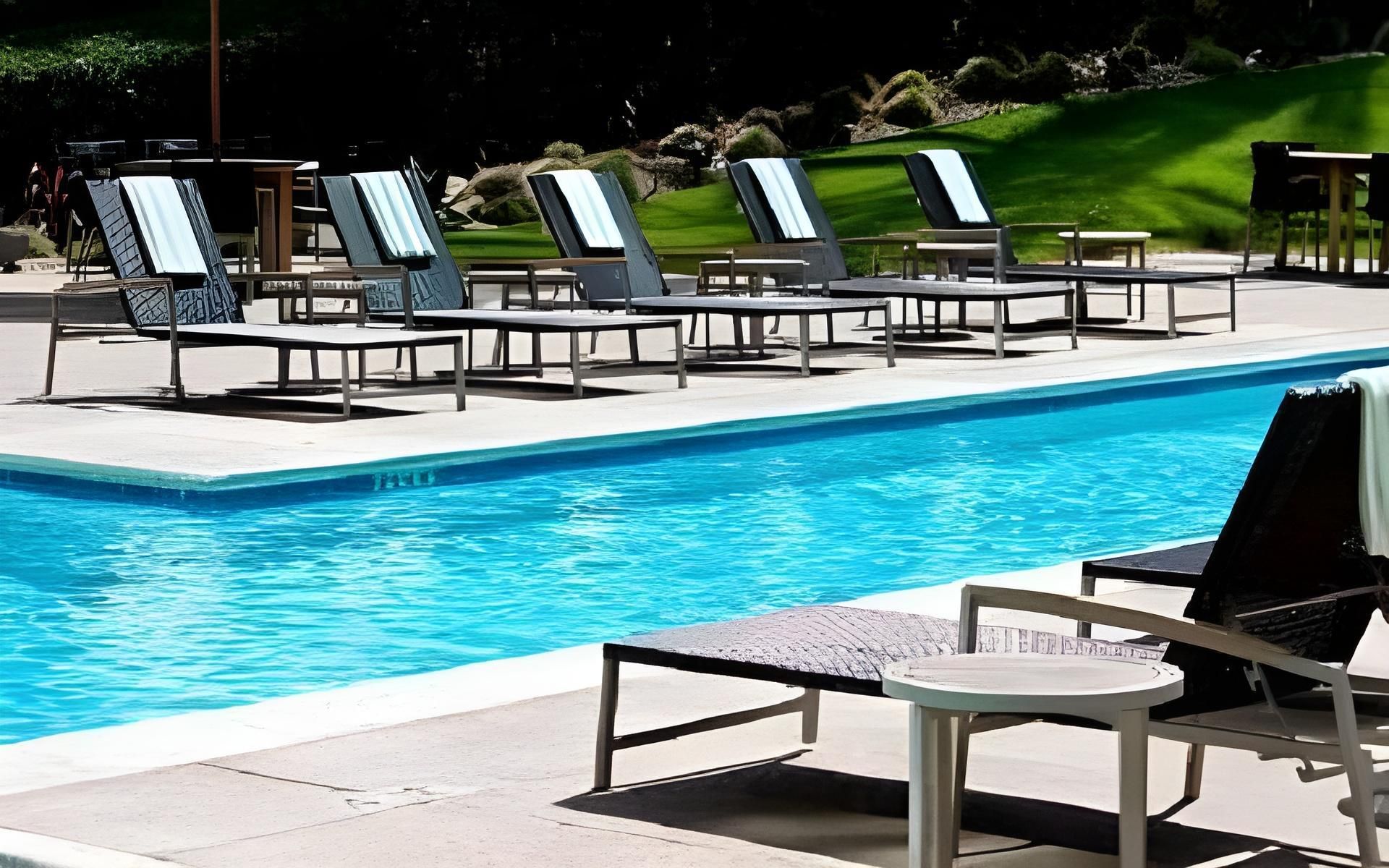 حوض السباحة