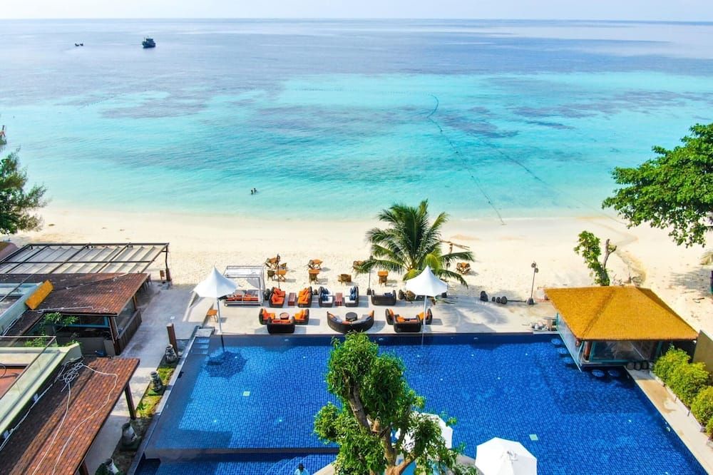 حوض السباحة