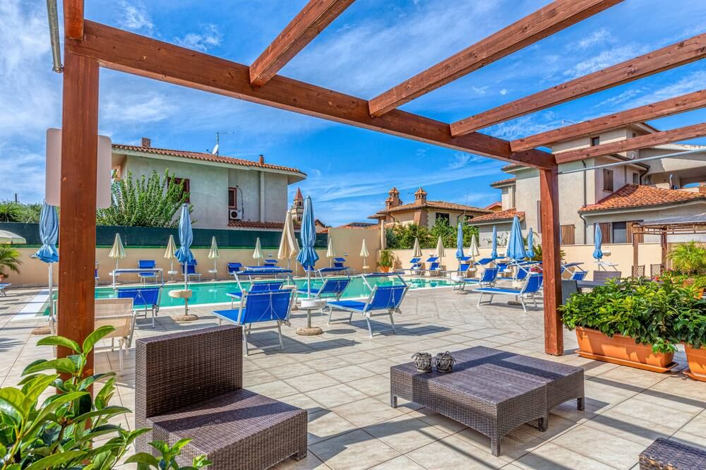 حوض السباحة