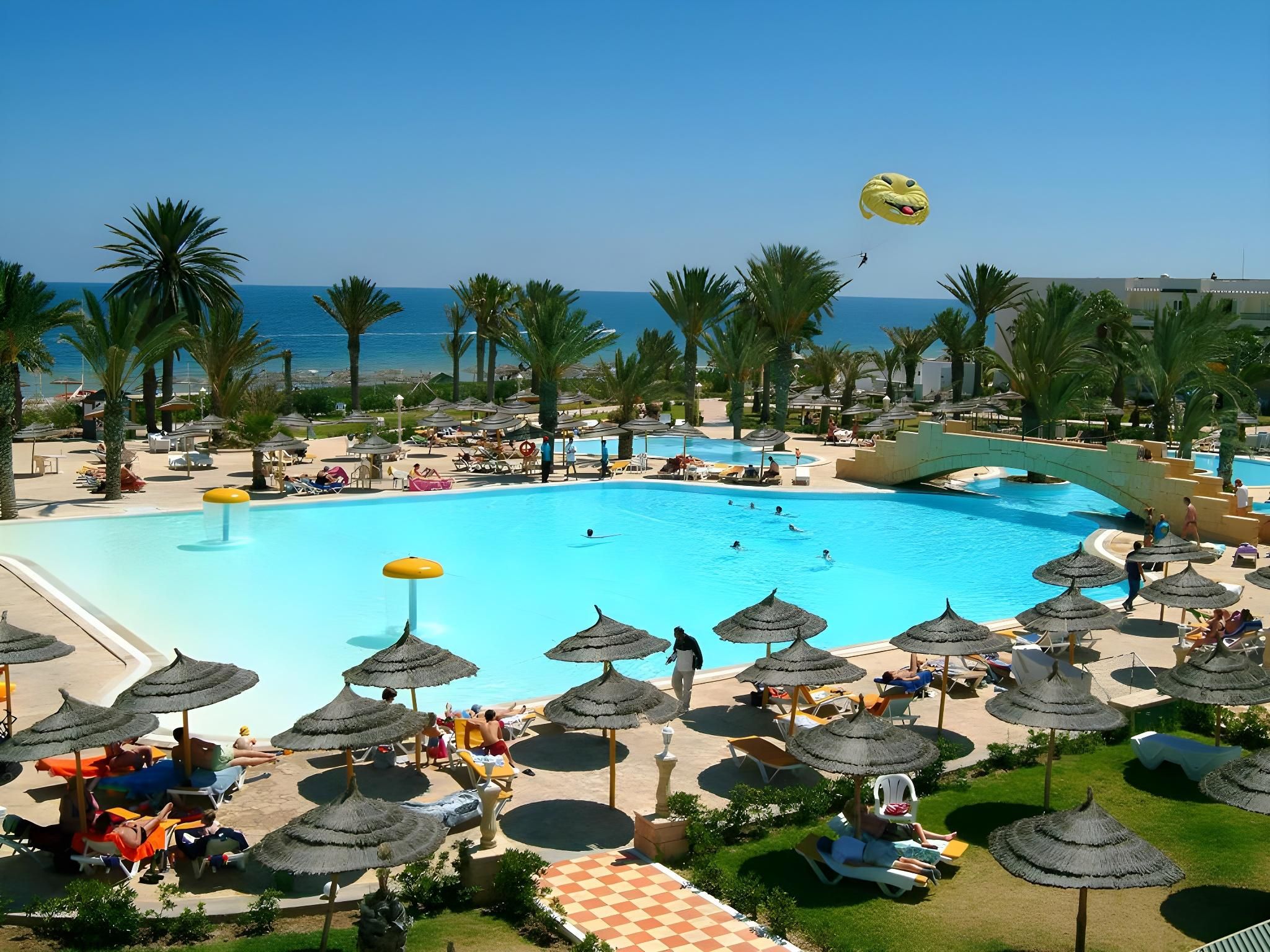 حوض السباحة