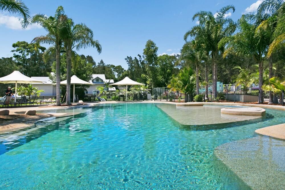 حوض السباحة