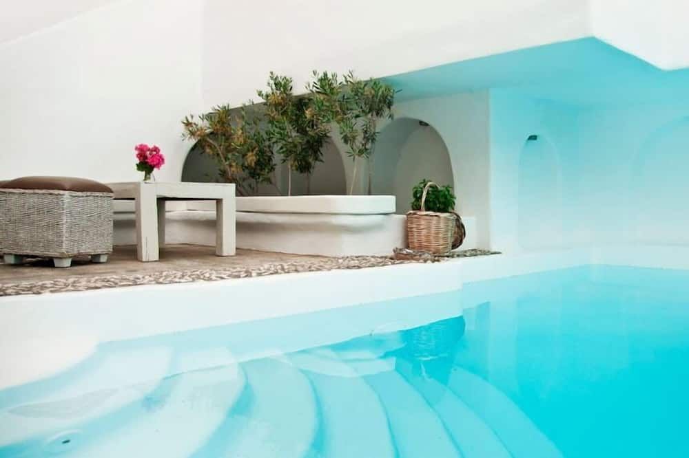 حوض السباحة