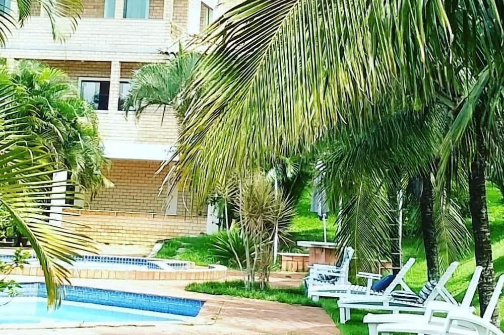 حوض السباحة