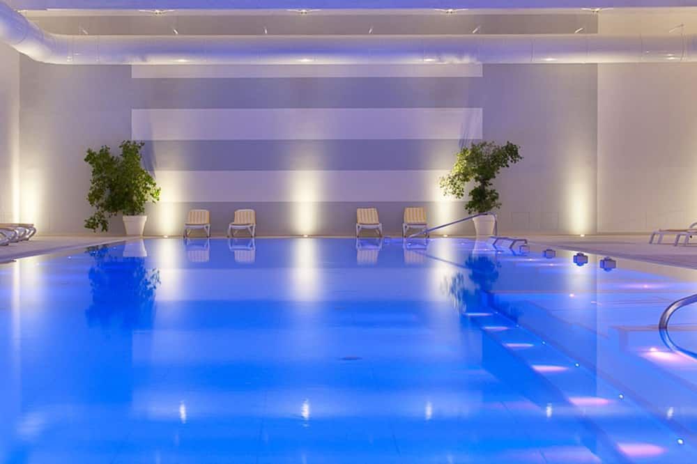 حوض السباحة