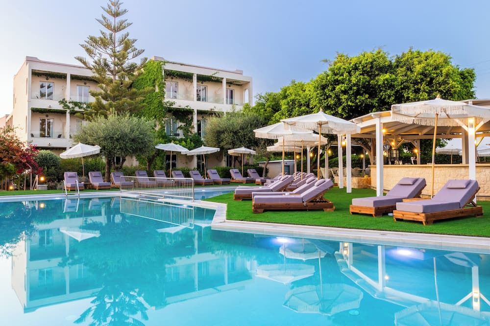 حوض السباحة