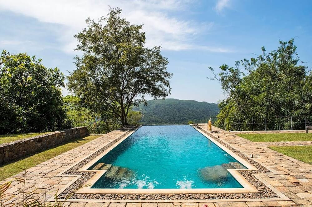 حوض السباحة