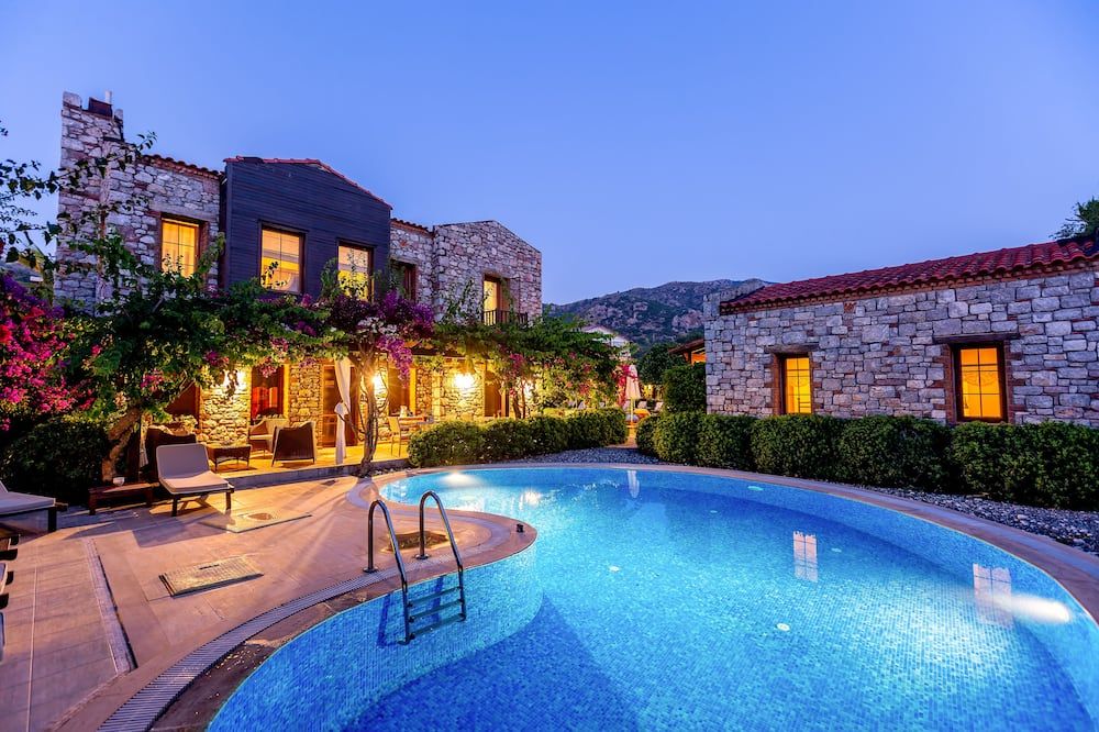 حوض السباحة