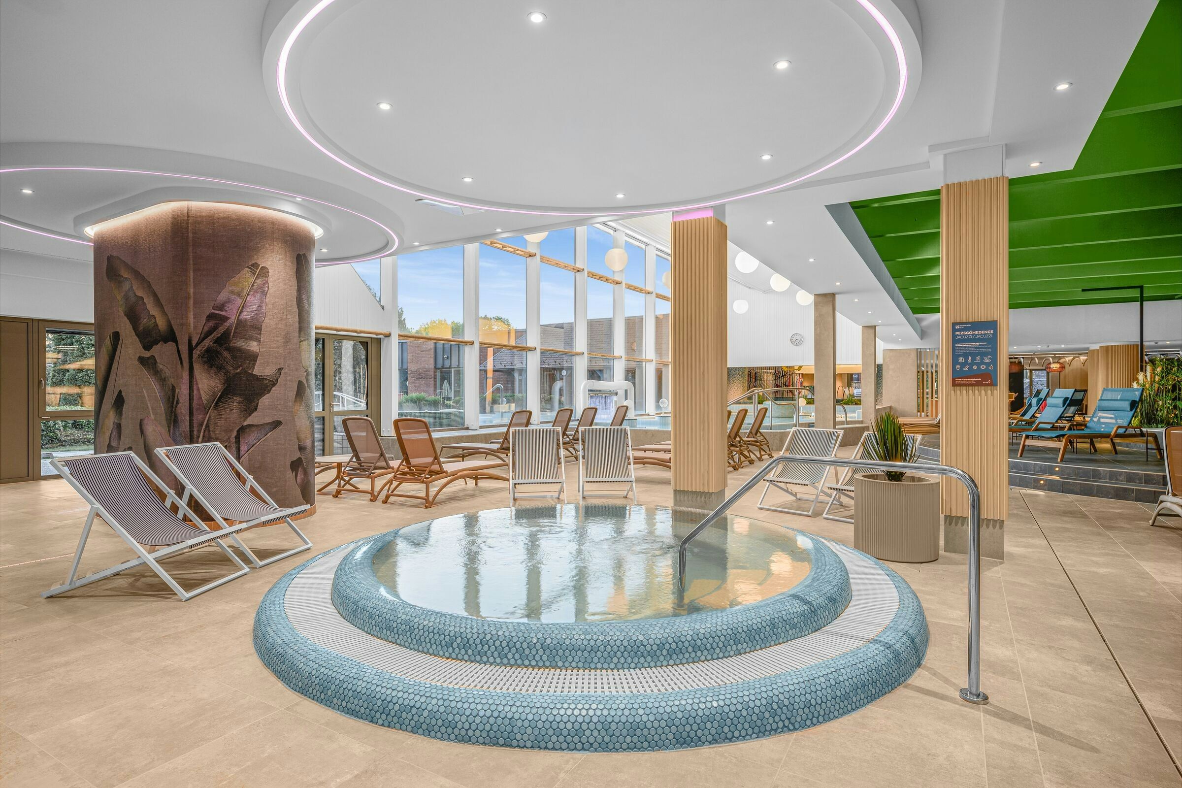 حوض السباحة