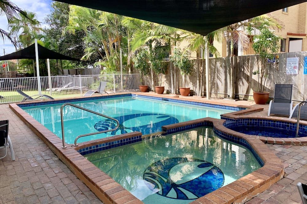 حوض السباحة