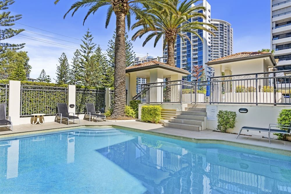 حوض السباحة