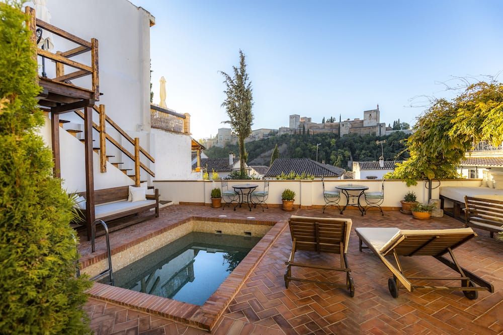 حوض السباحة